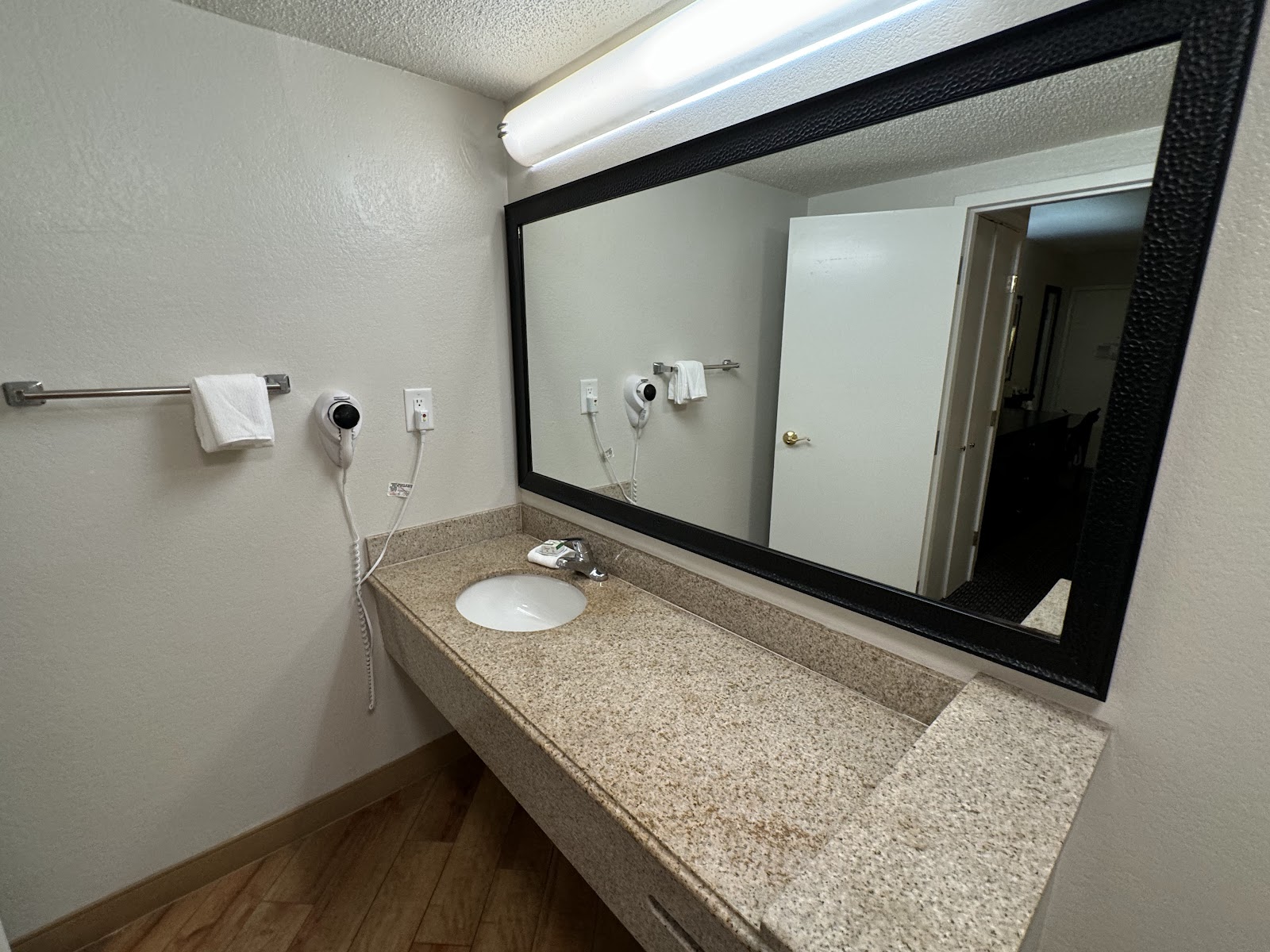 La Quinta Inn & Suites by Wyndham Charleston Riverview — Hotel in Downtown, Charleston, SC
